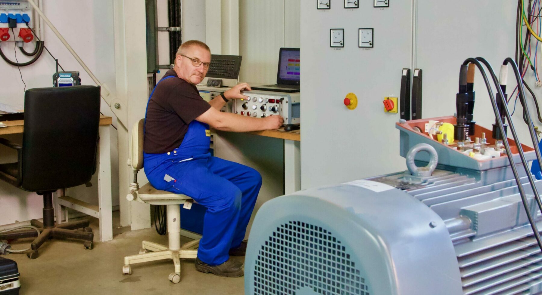 Foto-Symanowski-am-Motoren-Pruefstand-2019-in-Werkstatt-Ensslen-IMG-scaled.jpg Foto-Symanowski-am-Motoren-Pruefstand-2019-in-Werkstatt-Ensslen-IMG-scaled.jpg